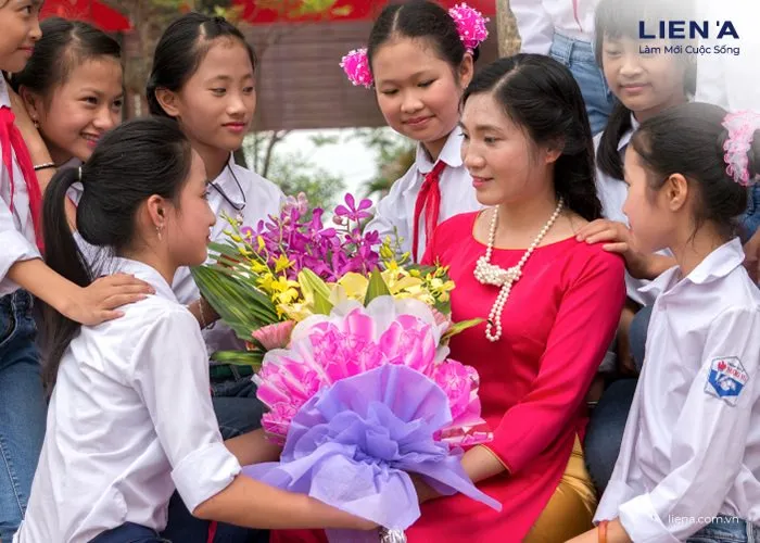 tặng hoa cho thầy cô ngày 20/11